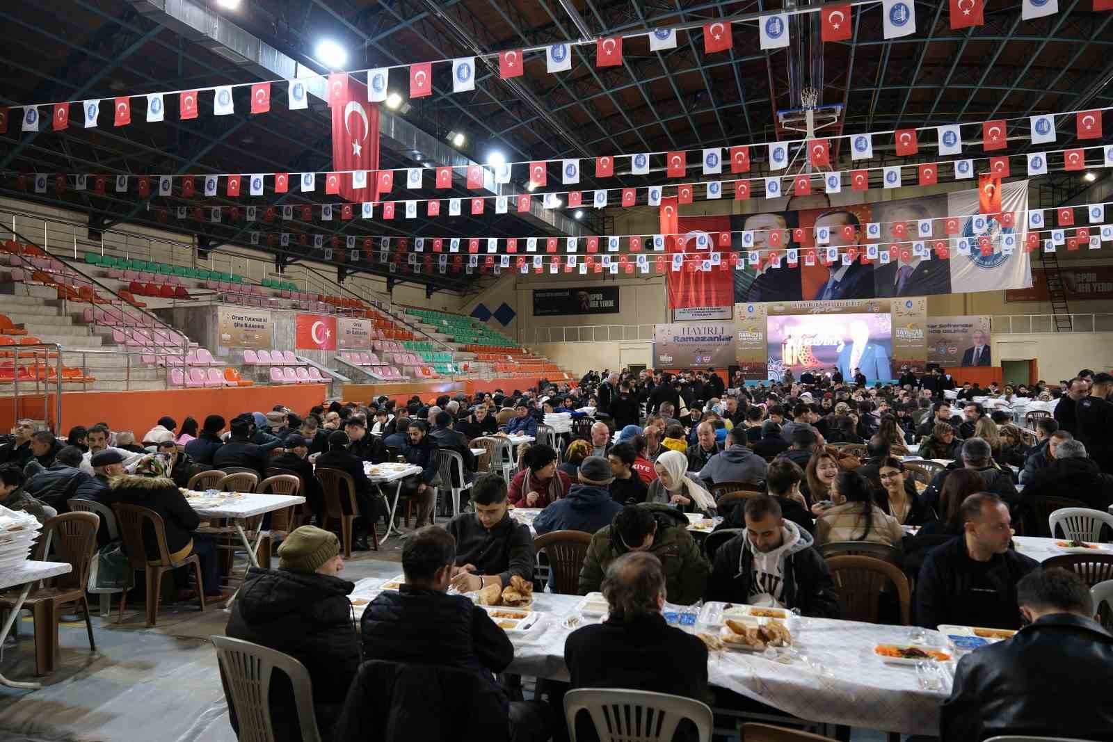 Çorum Belediyesi’nin iftar sofrasında ilk oruç açıldı
