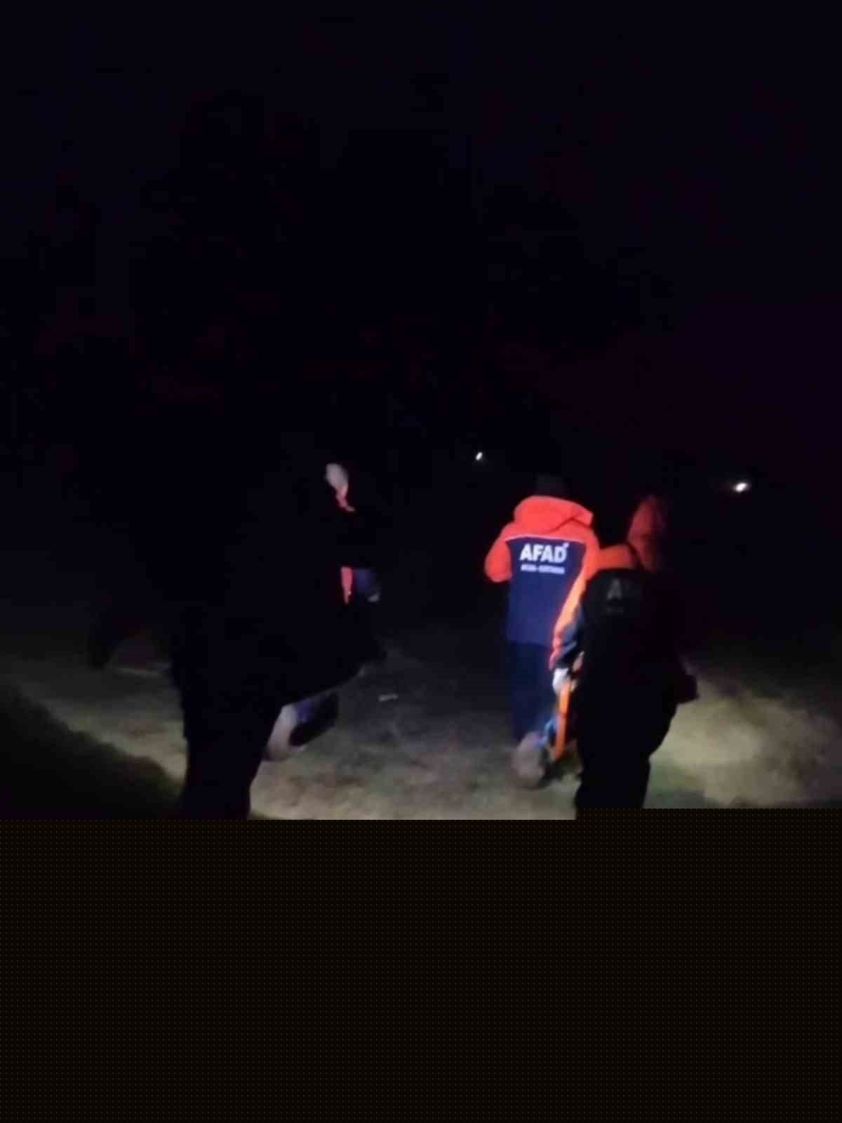 Çorum’da araçlarıyla çamura saplanan aile 8 saatlik çalışmayla kurtarıldı
