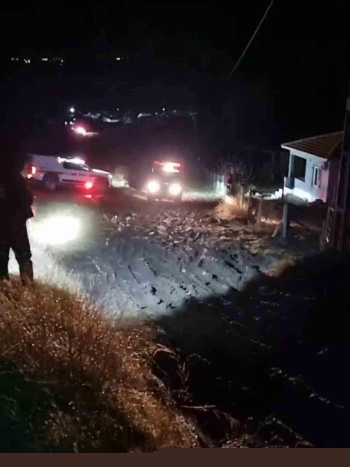 Çorum’da araçlarıyla çamura saplanan aile 8 saatlik çalışmayla kurtarıldı
