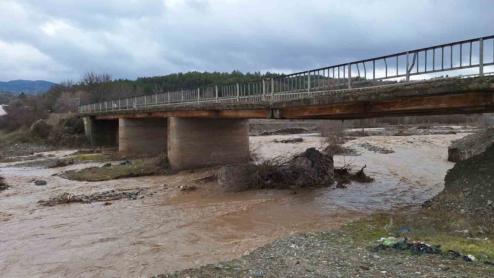 Çorum’da ayağı yıkılan köprü ulaşıma kapatıldı
