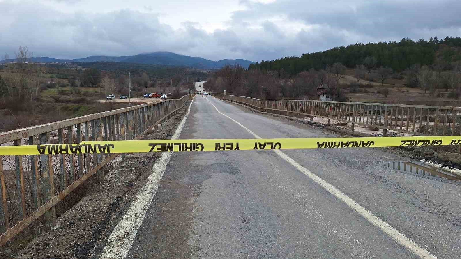 Çorum’da ayağı yıkılan köprü ulaşıma kapatıldı
