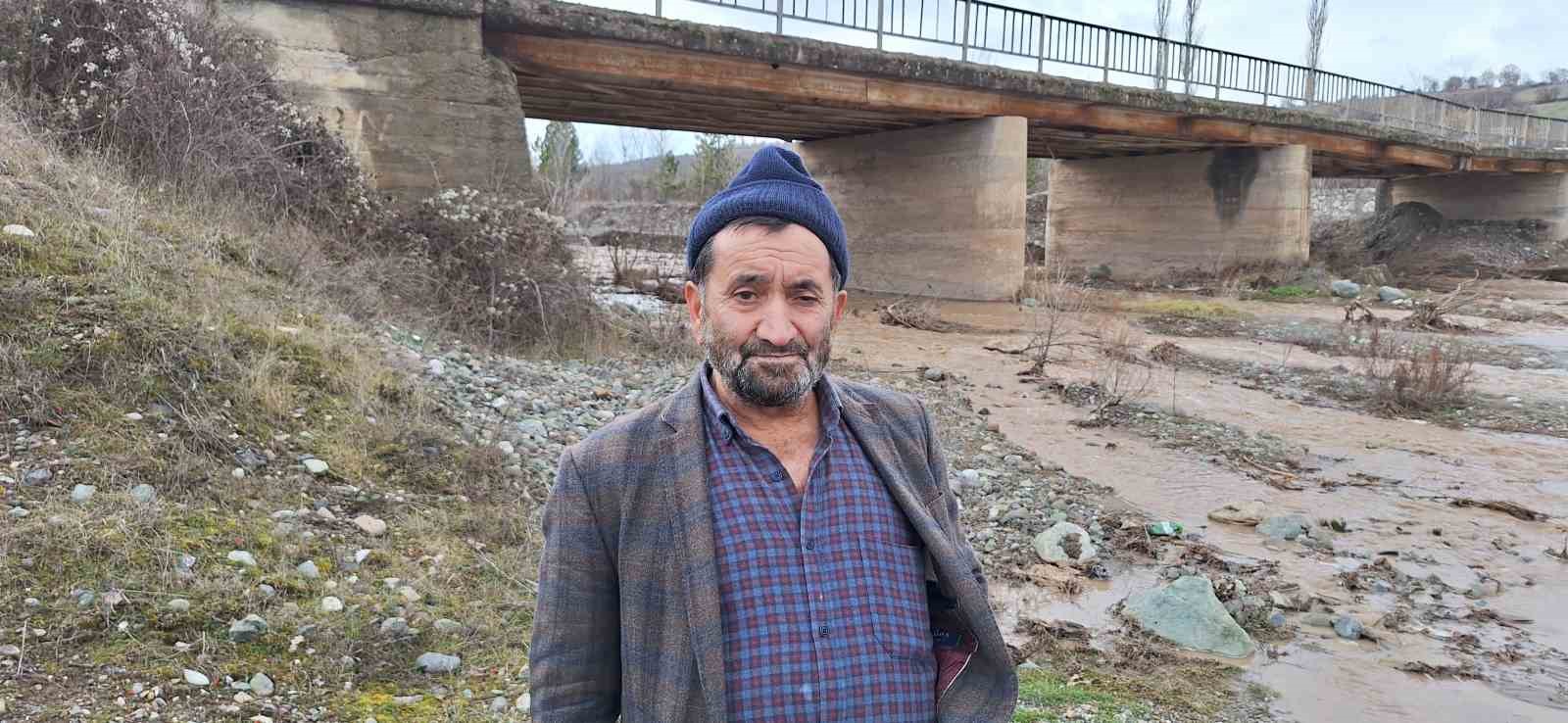 Çorum’da ayağı yıkılan köprü ulaşıma kapatıldı
