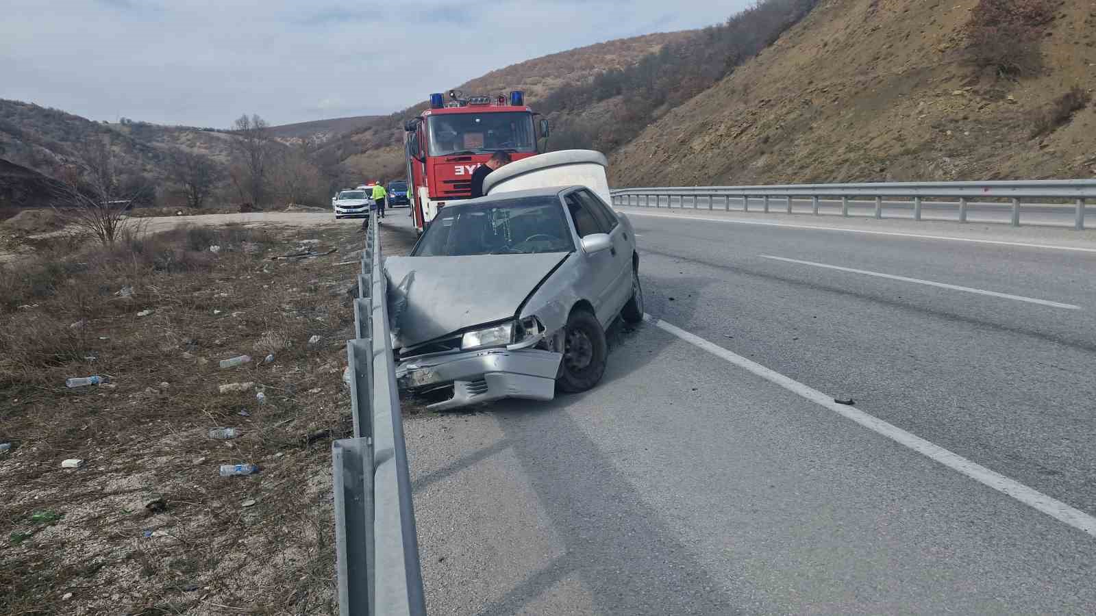 Çorum’da bariyerlere çarpan otomobilin sürücüsü yaralandı
