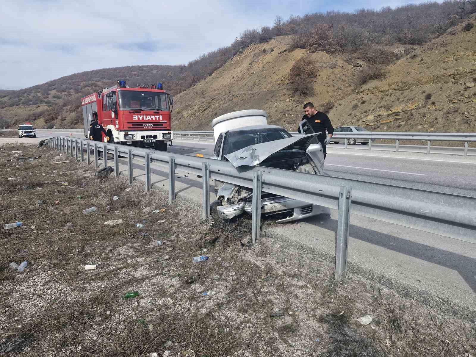 Çorum’da bariyerlere çarpan otomobilin sürücüsü yaralandı

