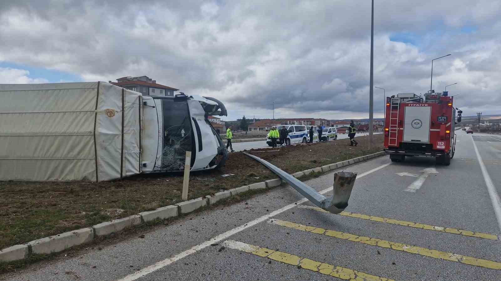 Çorum’da devrilen kamyonetteki 3 kişi küçük sıyrıklarla kurtuldu

