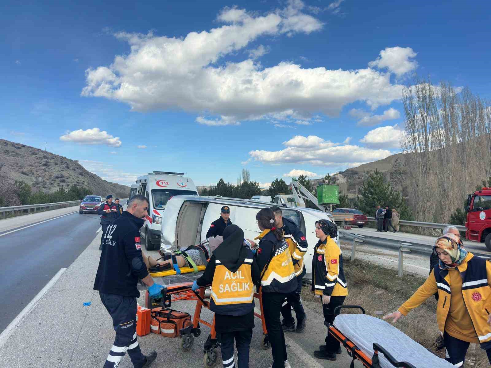 Çorum’da devrilen otomobildeki 3 kişi yaralandı
