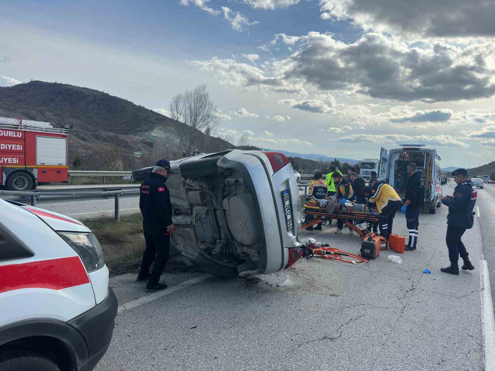Çorum’da devrilen otomobildeki 3 kişi yaralandı
