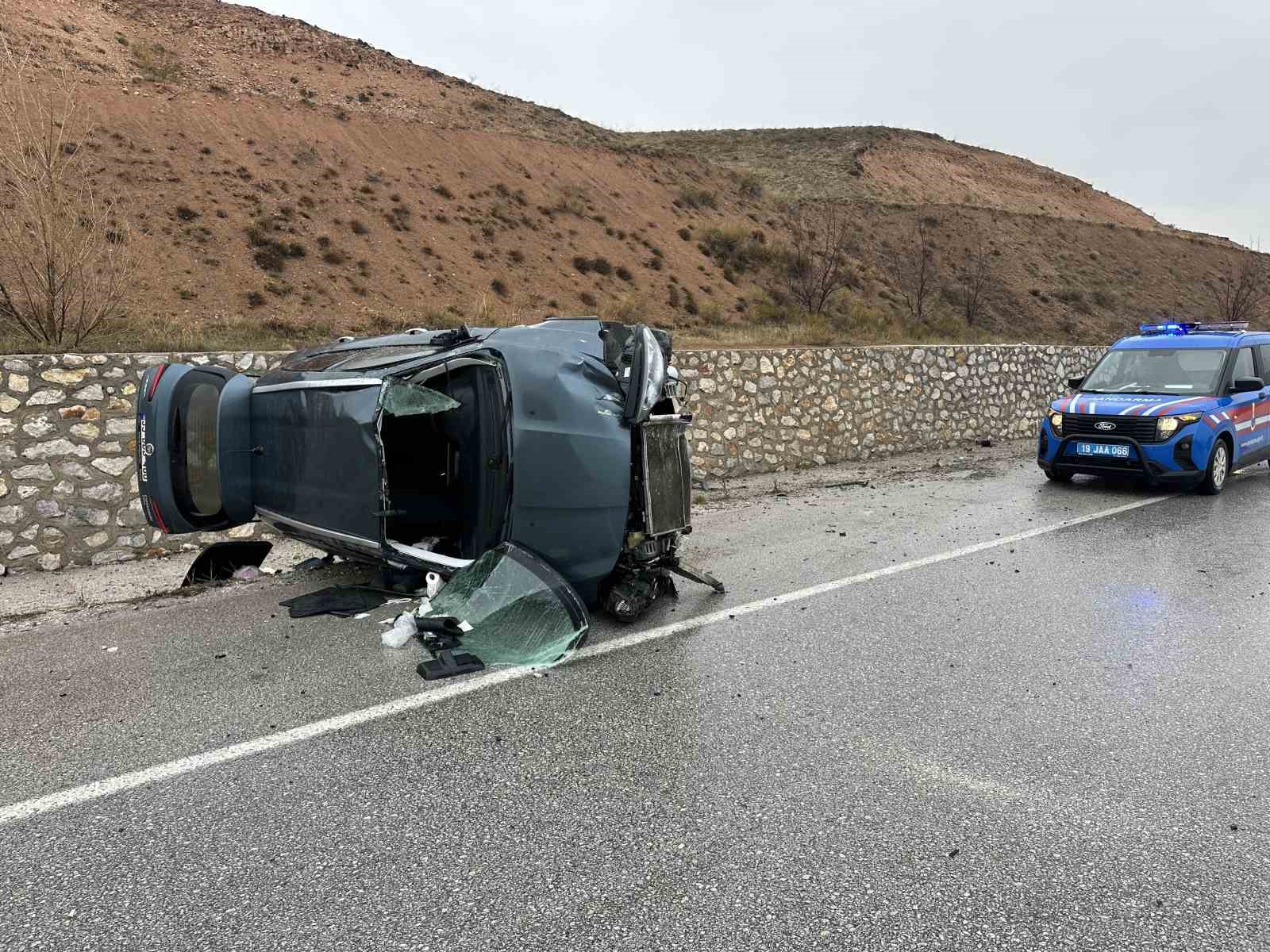 Çorum’da devrilen otomobildeki 5 kişi yaralandı
