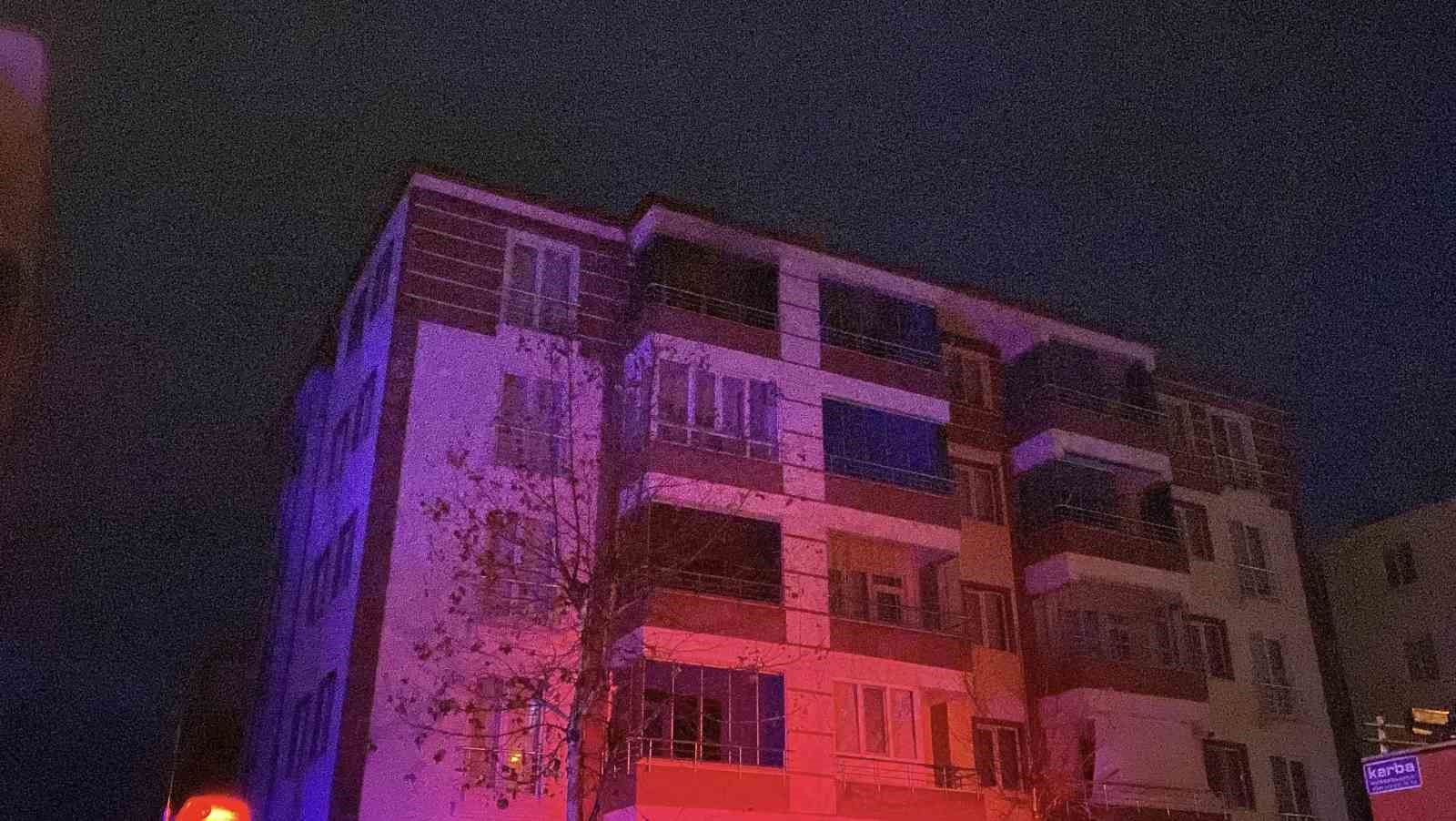 Çorum’da ev yangını: Mahsur kalan aileyi itfaiye kurtardı
