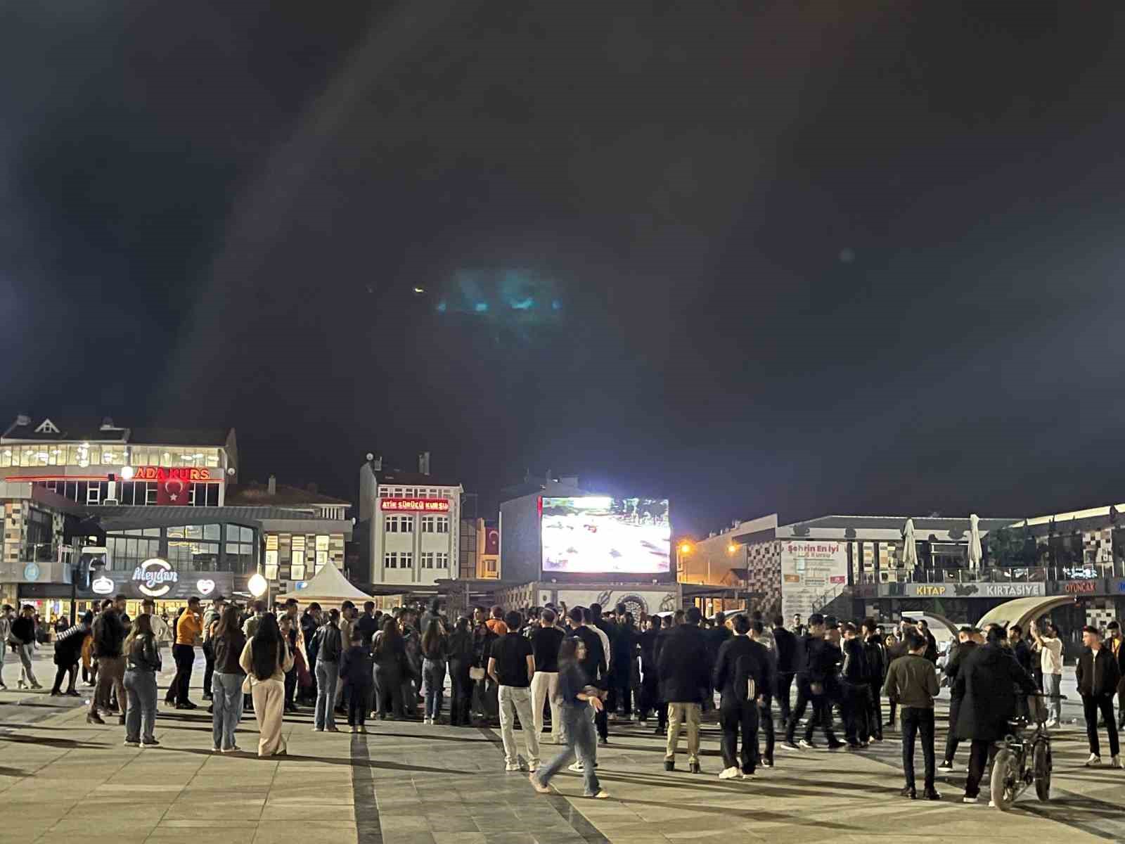 Çorum’da Galatasaray taraftarları derbi galibiyetini kutladı

