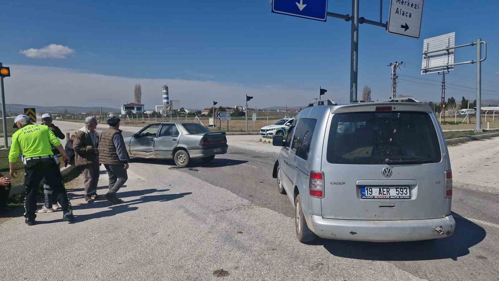 Çorum’da hafif ticari araç ile otomobil çarpıştı: 1 yaralı
