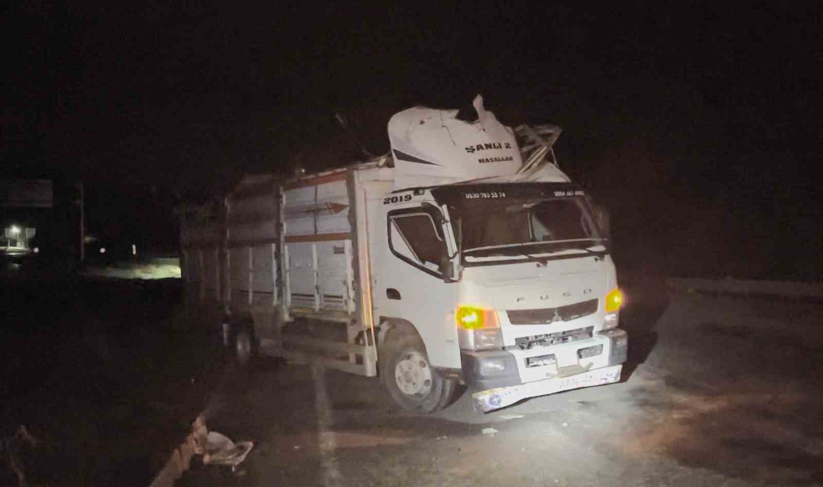 Çorum’da hafif ticari araç kamyona çarptı: 3 yaralı
