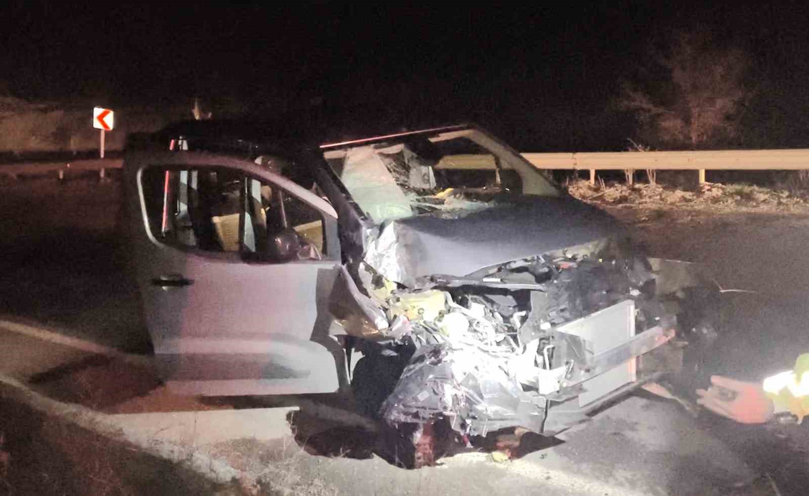 Çorum’da hafif ticari araç kamyona çarptı: 3 yaralı
