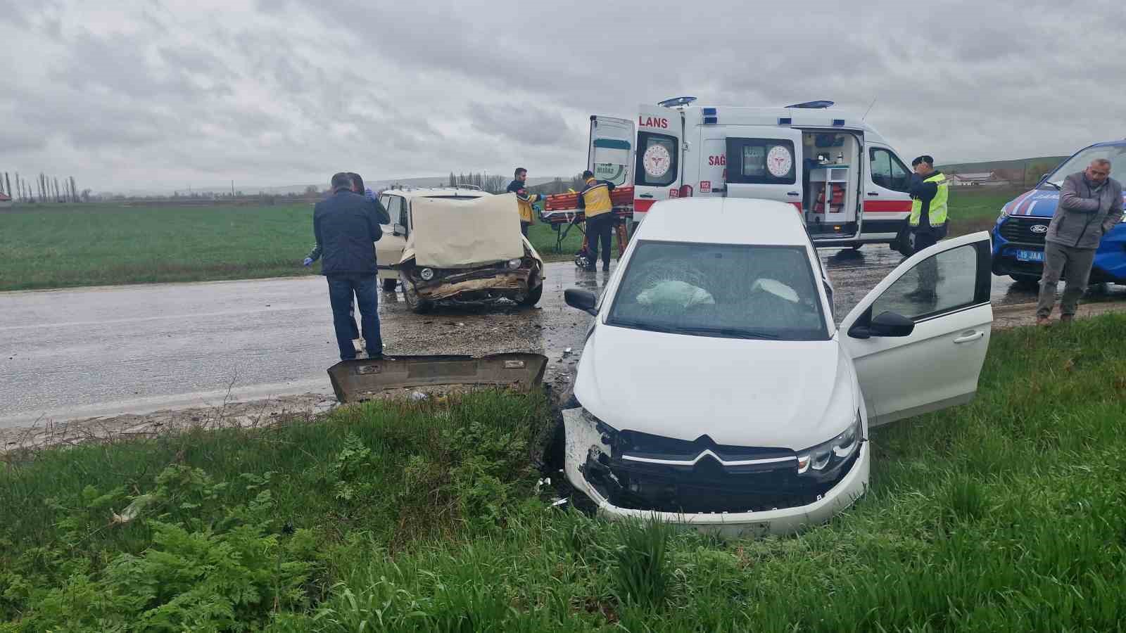 Çorum’da iki otomobil çarpıştı: 3 yaralı
