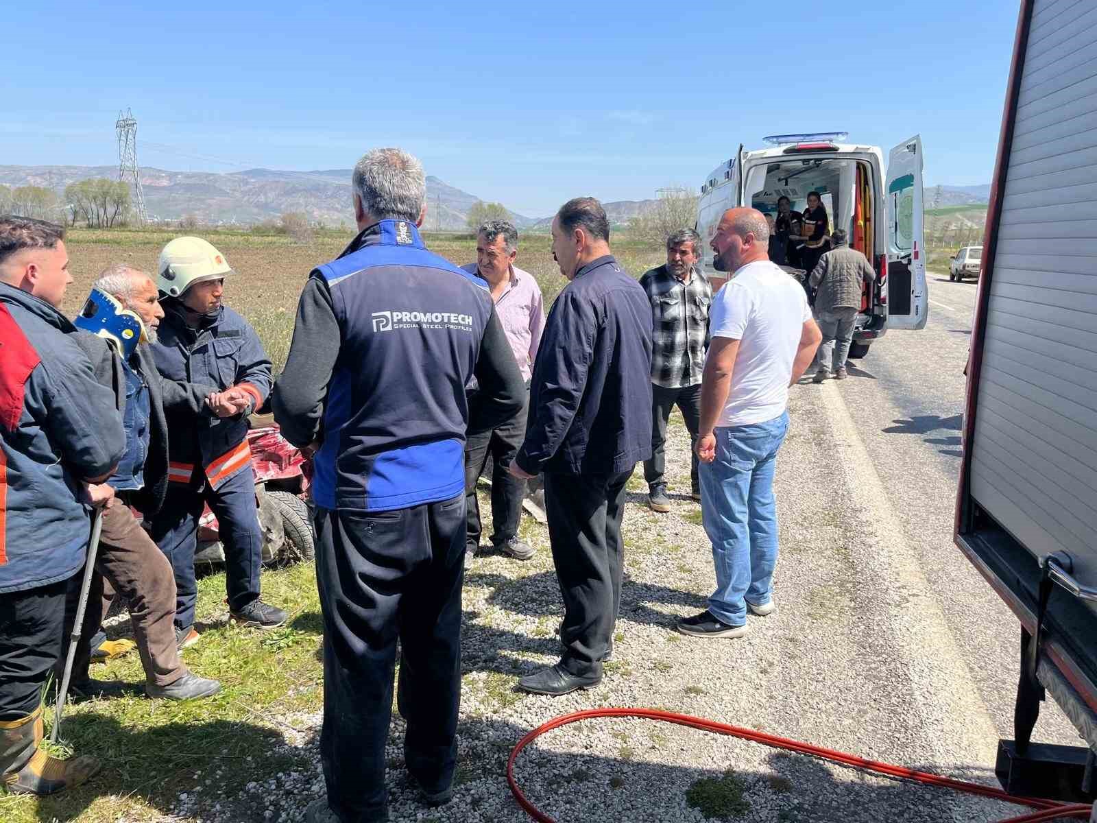 Çorum’da iki otomobil çarpıştı: 3 yaralı
