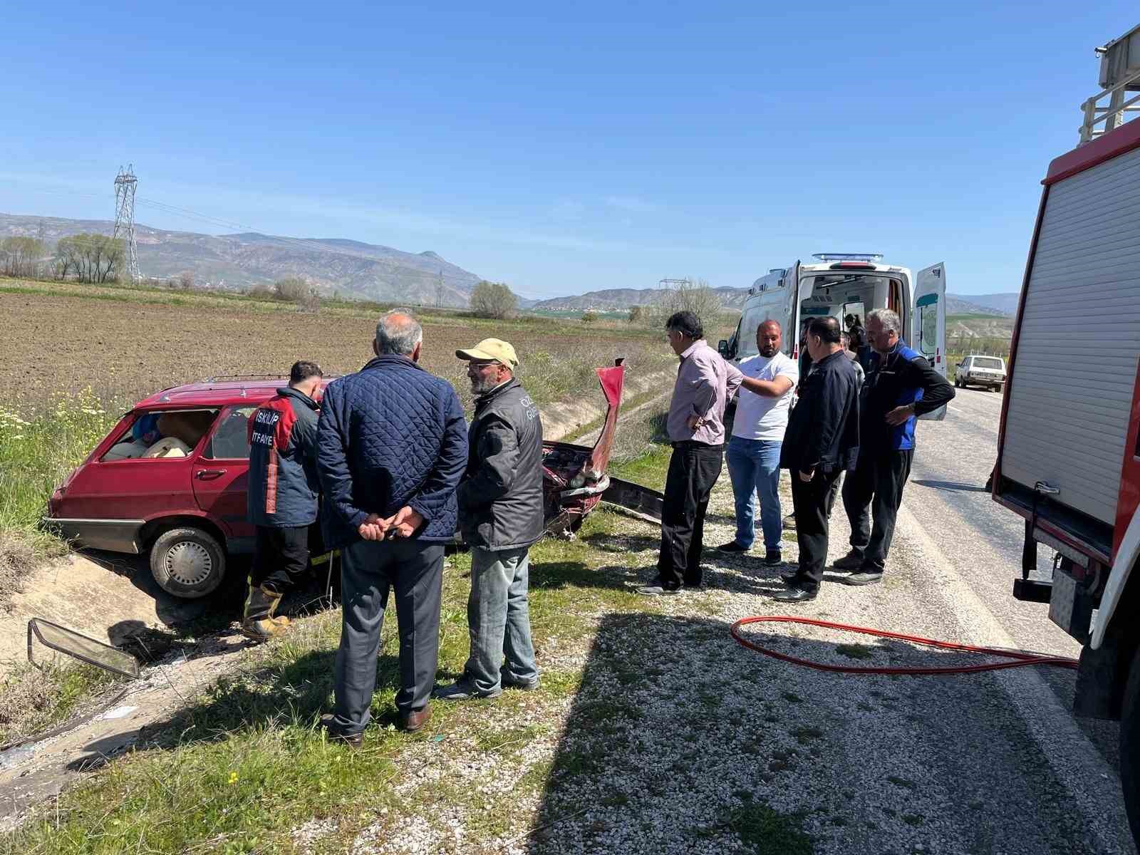Çorum’da iki otomobil çarpıştı: 3 yaralı
