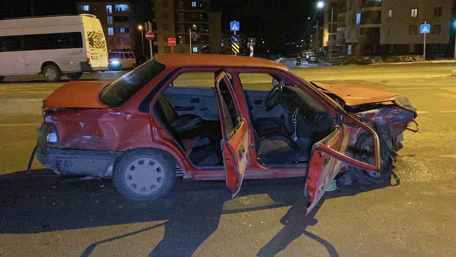 Çorum’da iki otomobil çarpıştı: 4 yaralı
