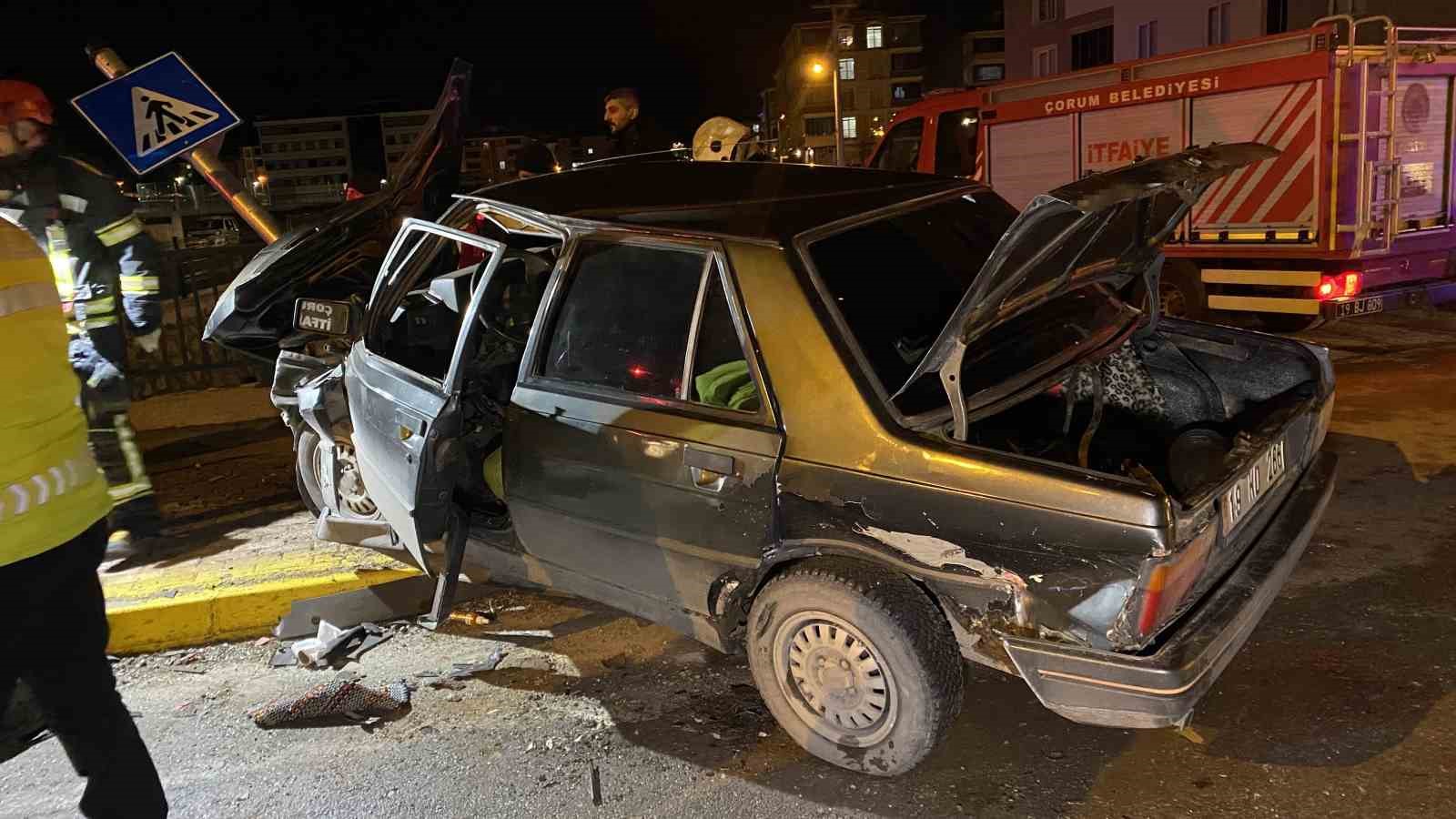 Çorum’da iki otomobil çarpıştı: 4 yaralı
