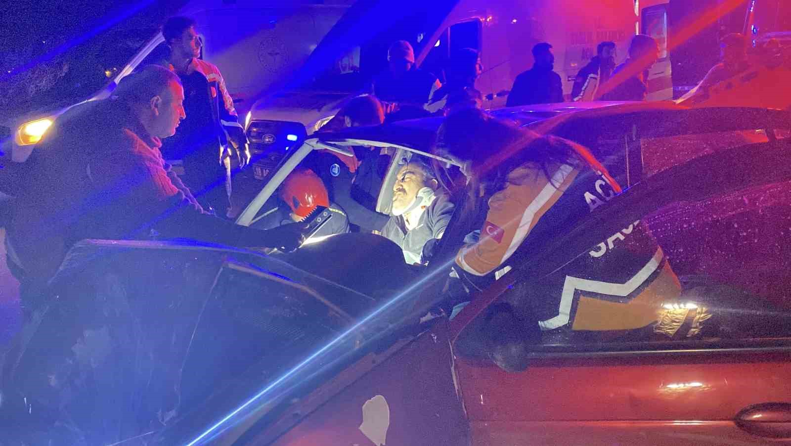 Çorum’da iki otomobil çarpıştı: 8 yaralı
