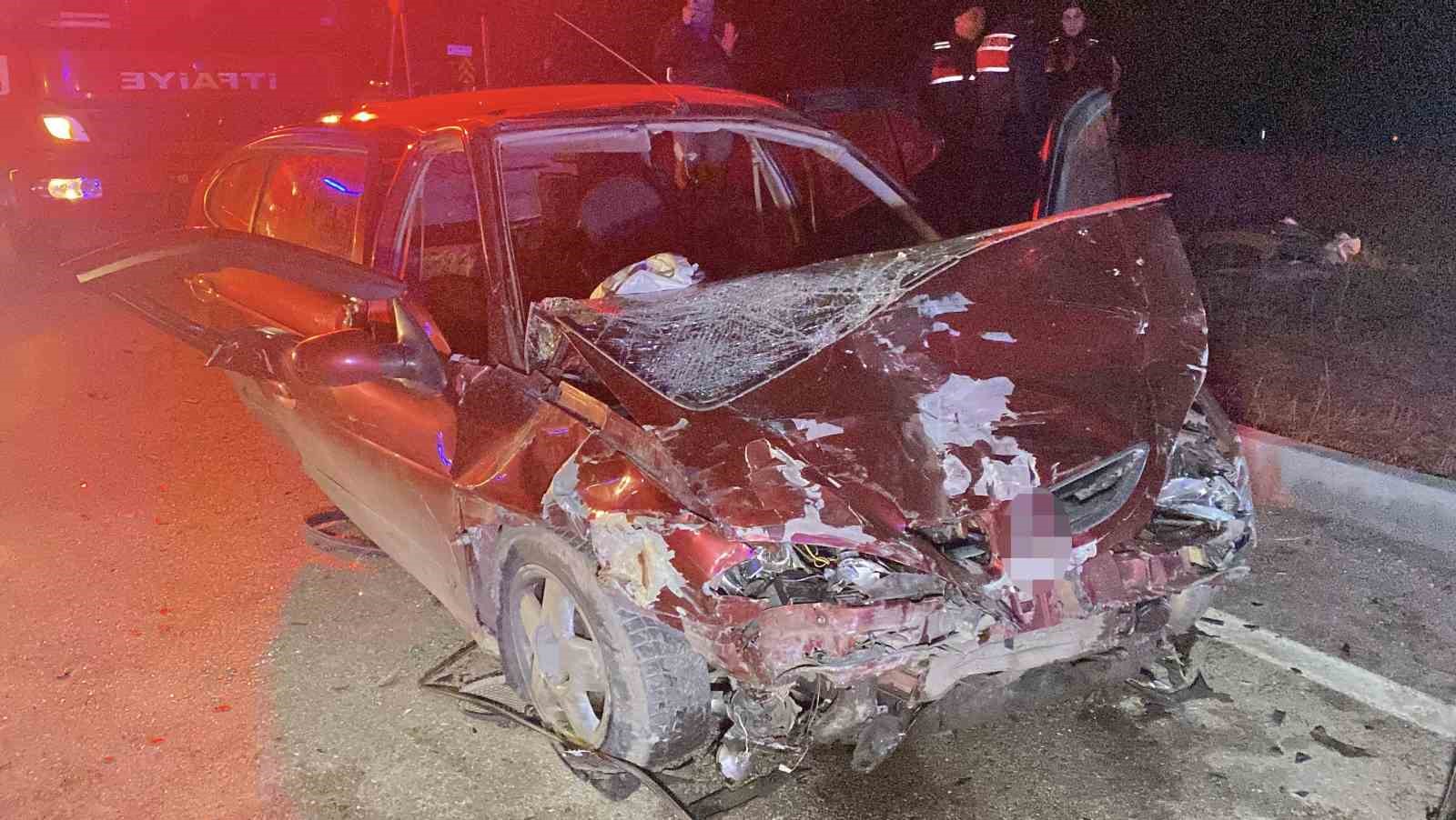 Çorum’da iki otomobil çarpıştı: 8 yaralı
