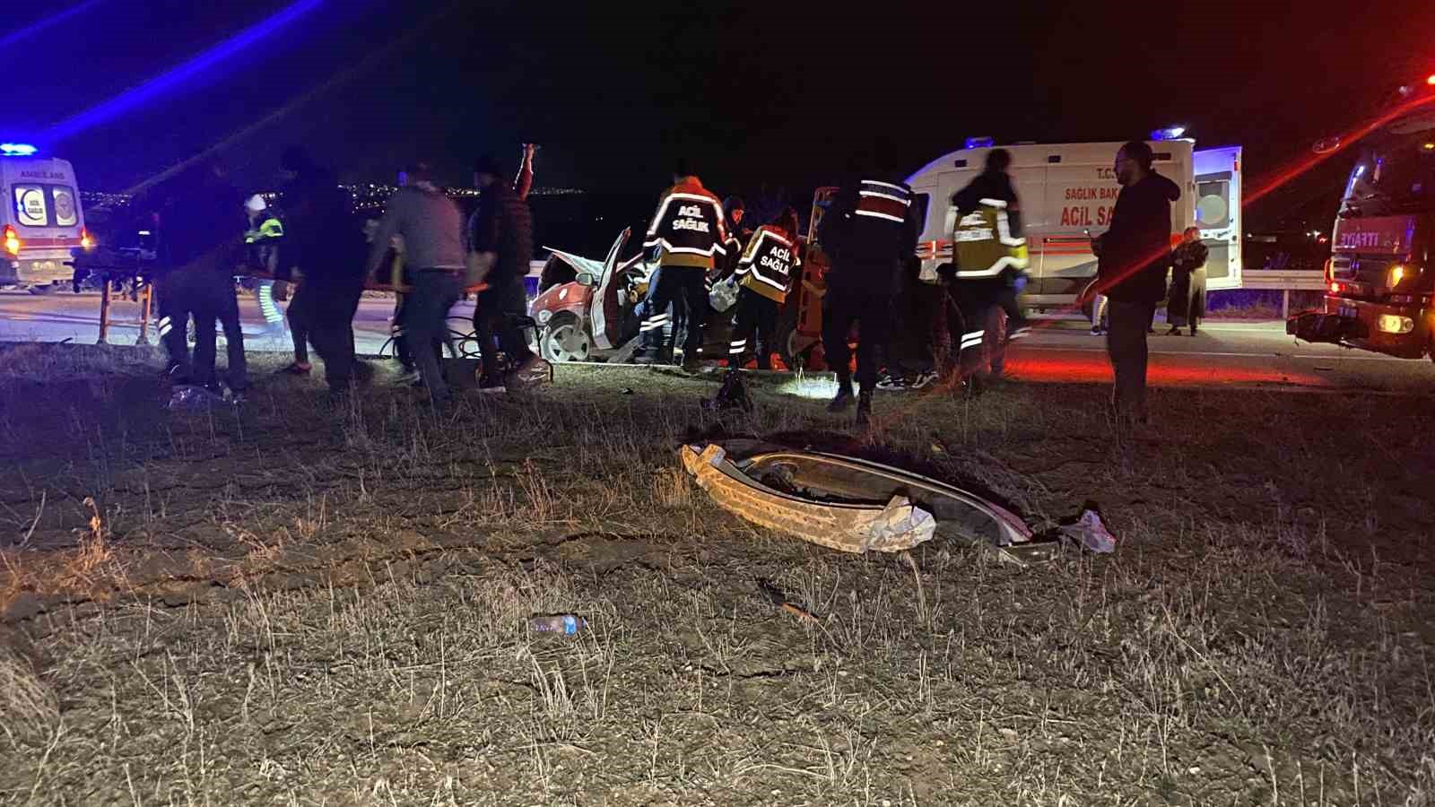 Çorum’da iki otomobil çarpıştı: 8 yaralı
