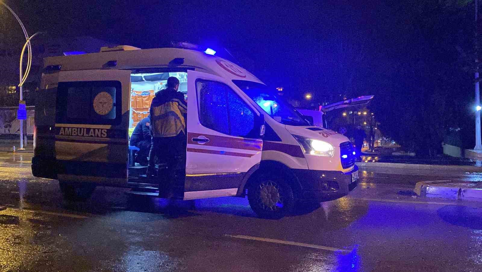 Çorum’da iki otomobil çarpıştı: Anne ve oğlu yaralandı
