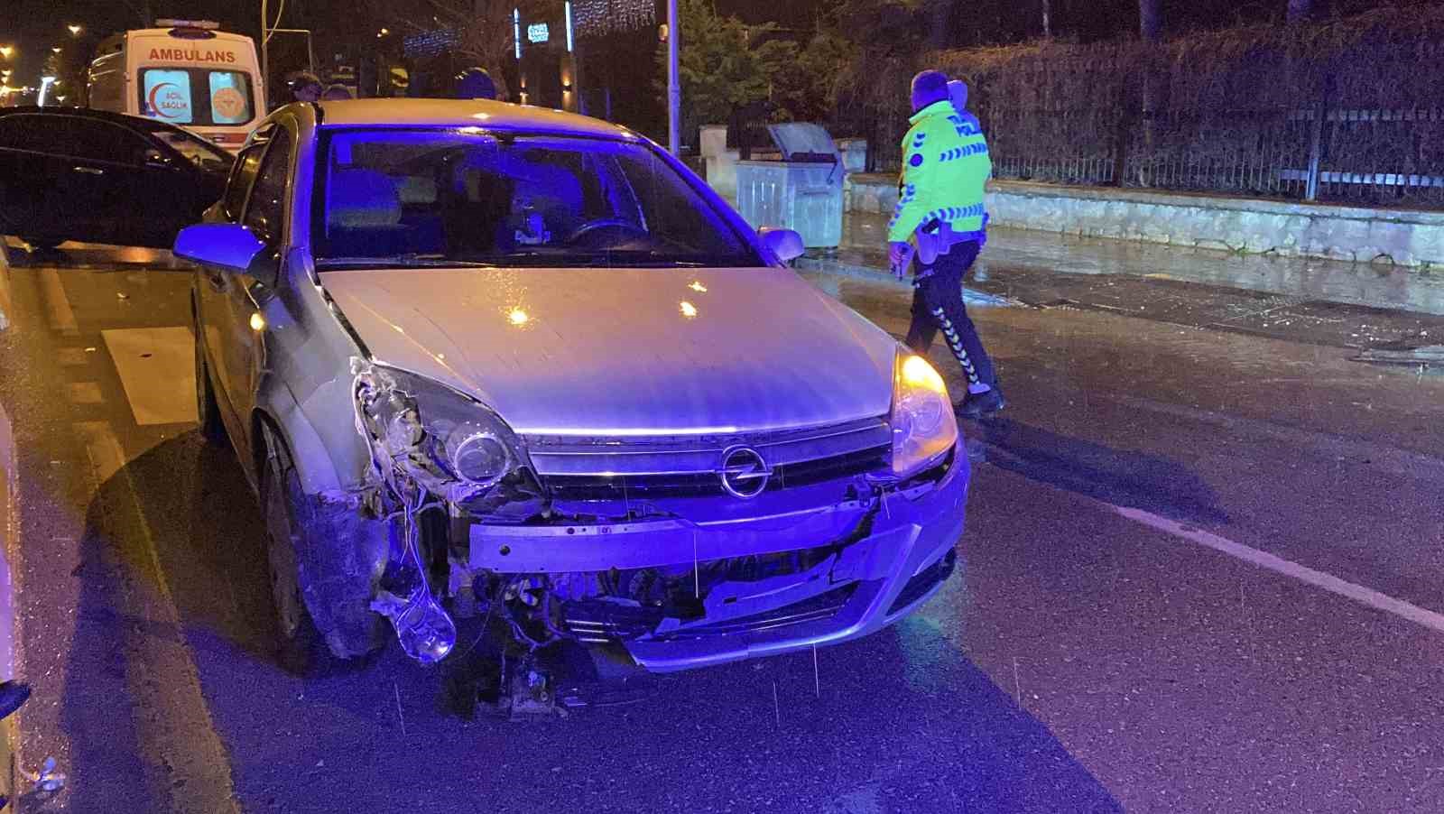 Çorum’da iki otomobil çarpıştı: Anne ve oğlu yaralandı
