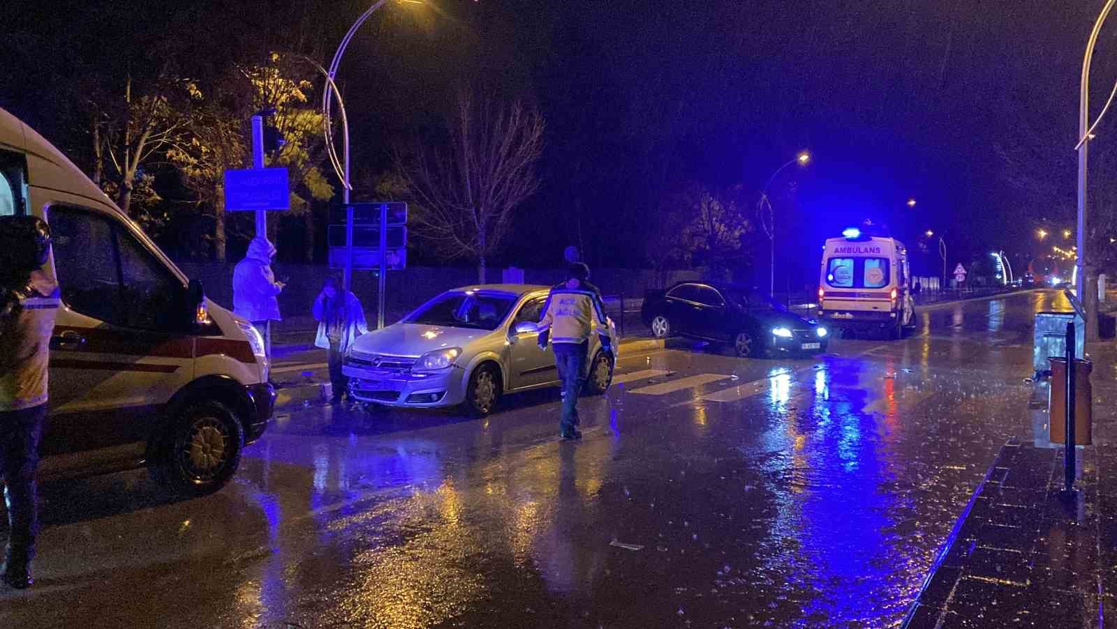 Çorum’da iki otomobil çarpıştı: Anne ve oğlu yaralandı
