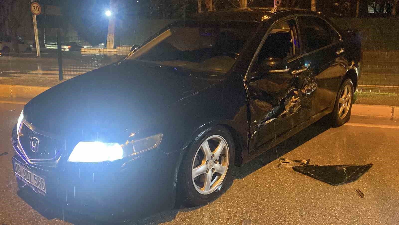 Çorum’da iki otomobil çarpıştı: Anne ve oğlu yaralandı
