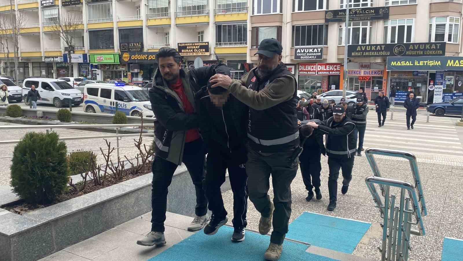 Çorum’da iş yerlerine silahlı saldırı düzenleyen 8 kişi gözaltına alındı
