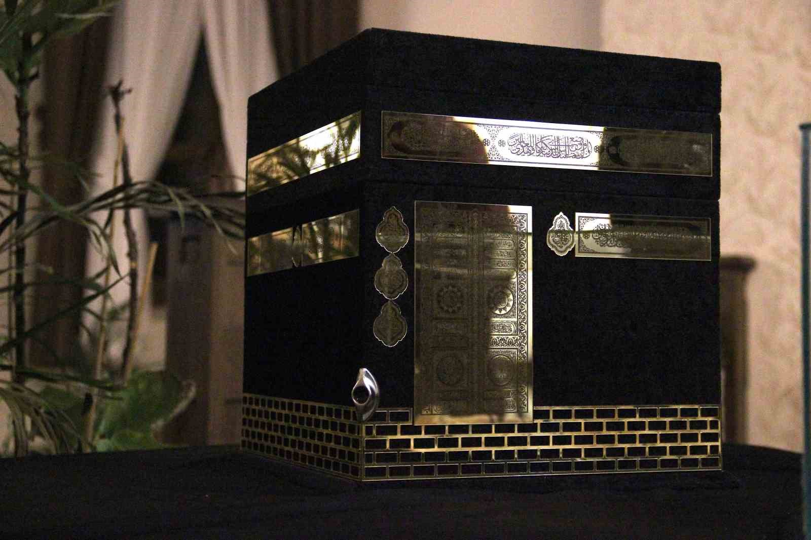 Çorum’da Kadir Gecesi’nde kutsal emanetlere yoğun ilgi
Çorum’da Kadir Gecesi’nde kutsal emanetlere yoğun ilgi