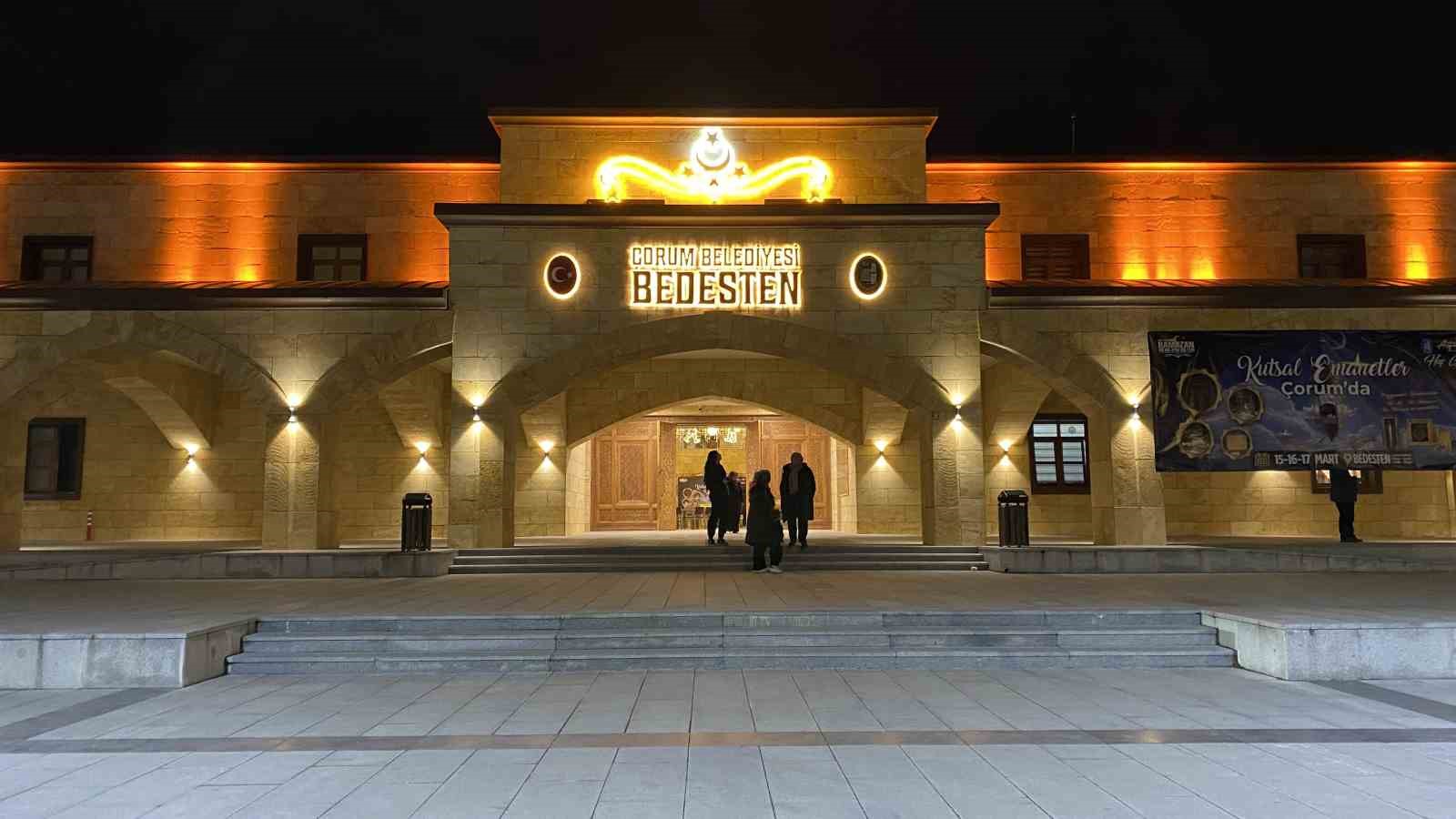 Çorum’da Kadir Gecesi’nde kutsal emanetlere yoğun ilgi
Çorum’da Kadir Gecesi’nde kutsal emanetlere yoğun ilgi