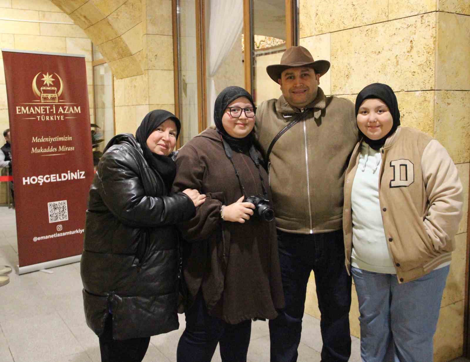 Çorum’da Kadir Gecesi’nde kutsal emanetlere yoğun ilgi
Çorum’da Kadir Gecesi’nde kutsal emanetlere yoğun ilgi