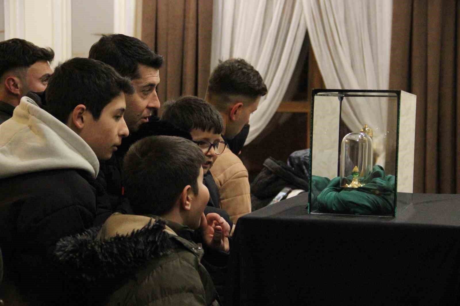 Çorum’da Kadir Gecesi’nde kutsal emanetlere yoğun ilgi
Çorum’da Kadir Gecesi’nde kutsal emanetlere yoğun ilgi