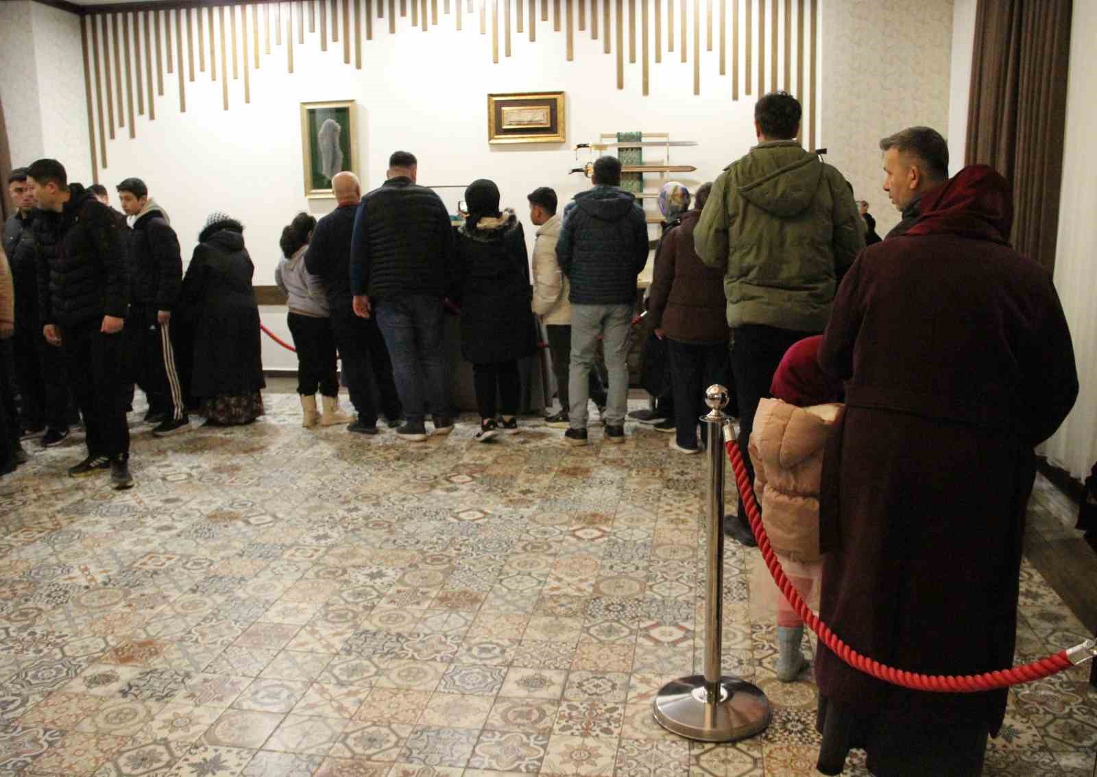 Çorum’da Kadir Gecesi’nde kutsal emanetlere yoğun ilgi
Çorum’da Kadir Gecesi’nde kutsal emanetlere yoğun ilgi
