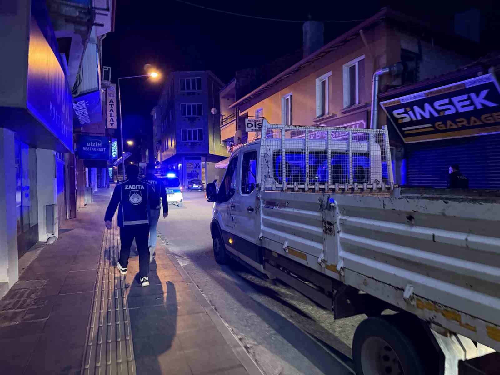 Çorum’da kaldırım işgaline gece denetimi

