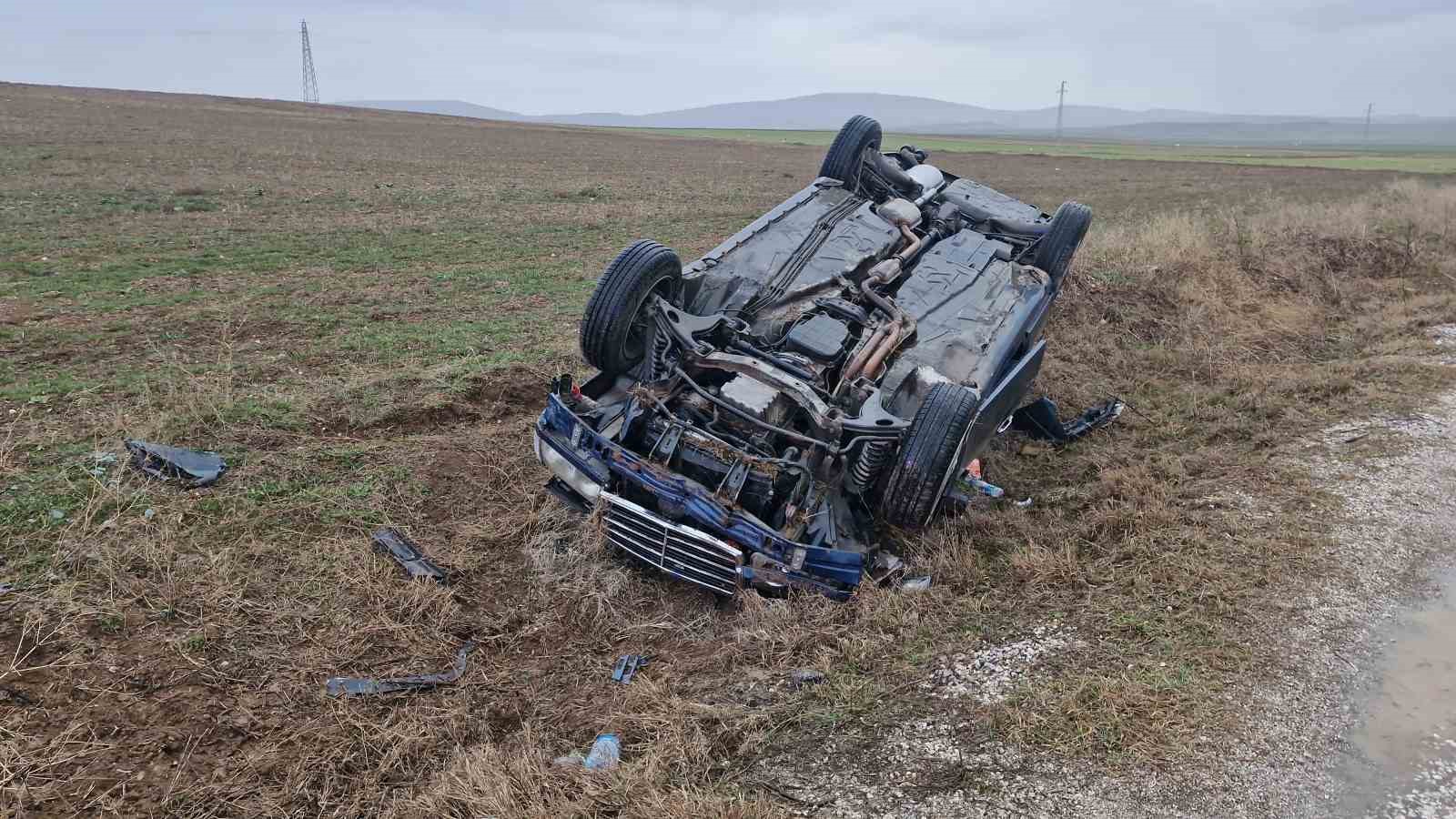 Çorum’da kayganlaşan yolda otomobil şarampole devrildi: 1 yaralı
