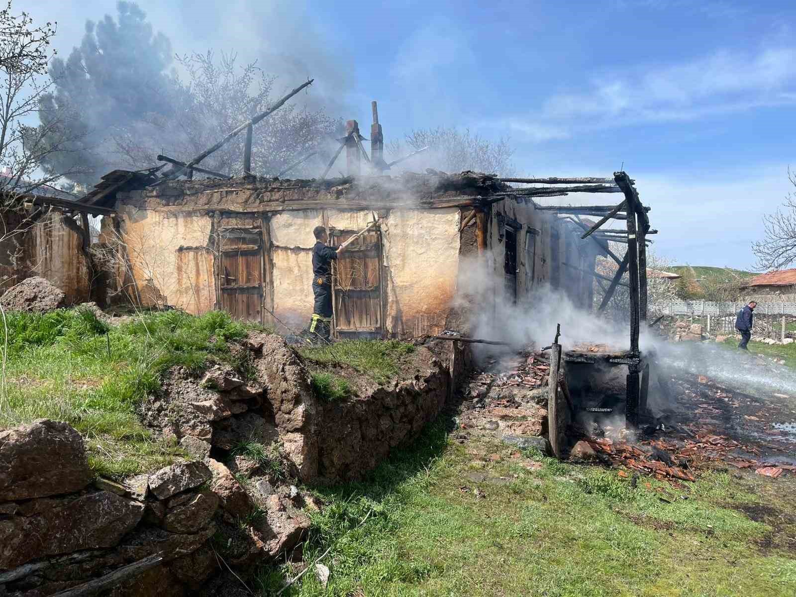 Çorum’da metruk ev yangını
