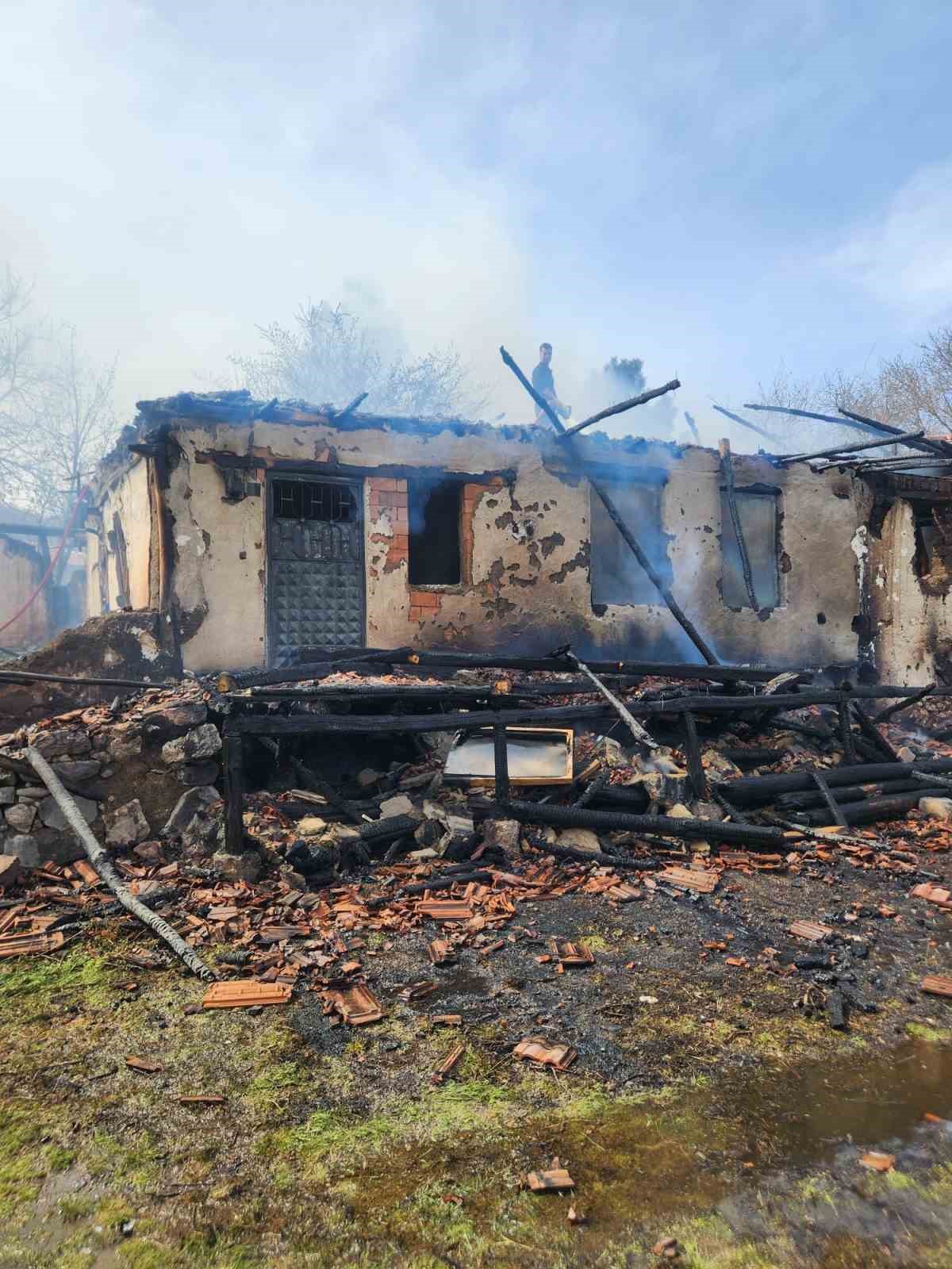 Çorum’da metruk ev yangını
