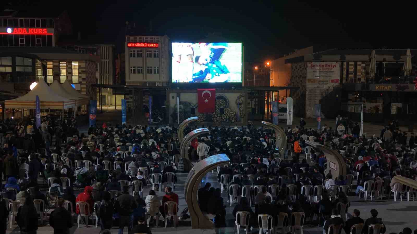 Çorum’da milli maç coşkusu kent meydanında yaşandı
