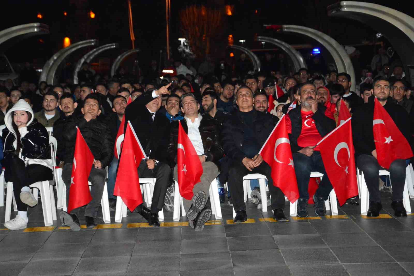 Çorum’da milli maç coşkusu kent meydanında yaşandı
