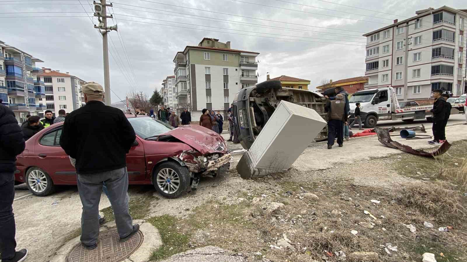 Çorum’da minibüs ile otomobil çarpıştı: 5 yaralı
