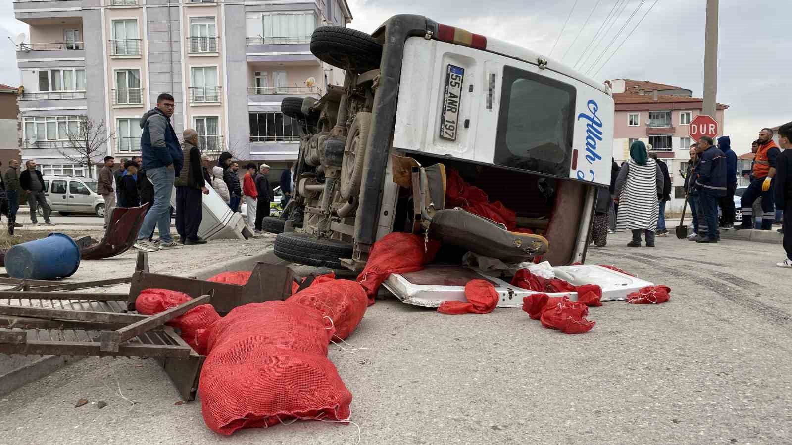 Çorum’da minibüs ile otomobil çarpıştı: 5 yaralı
