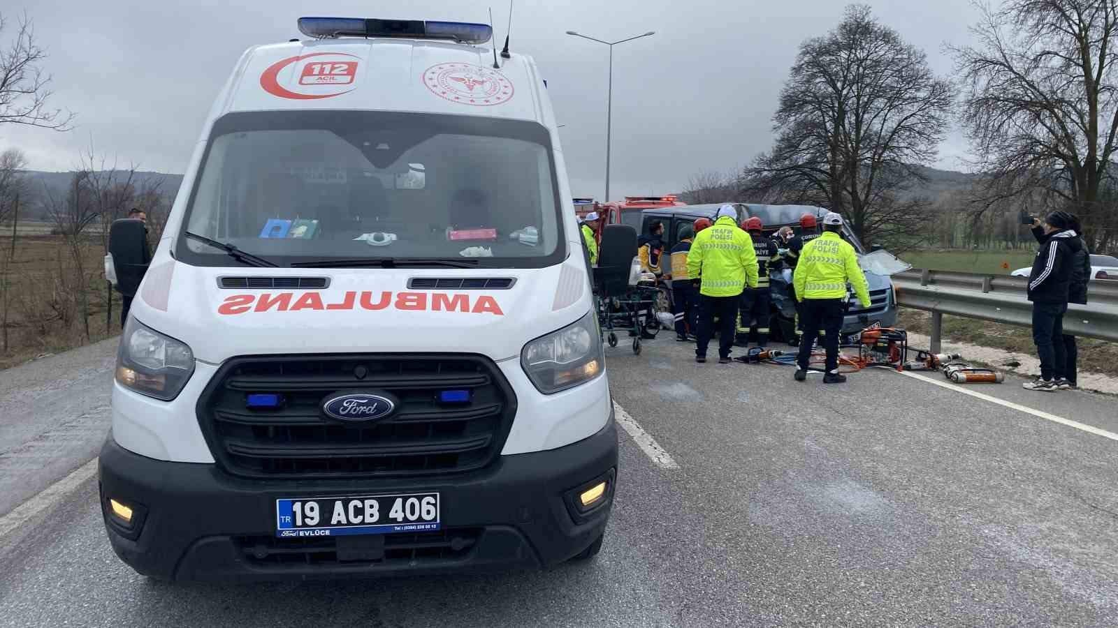 Çorum’da minibüs tıra çarptı: Sürücü araçta sıkıştı, eşi ve kızı yola savruldu
