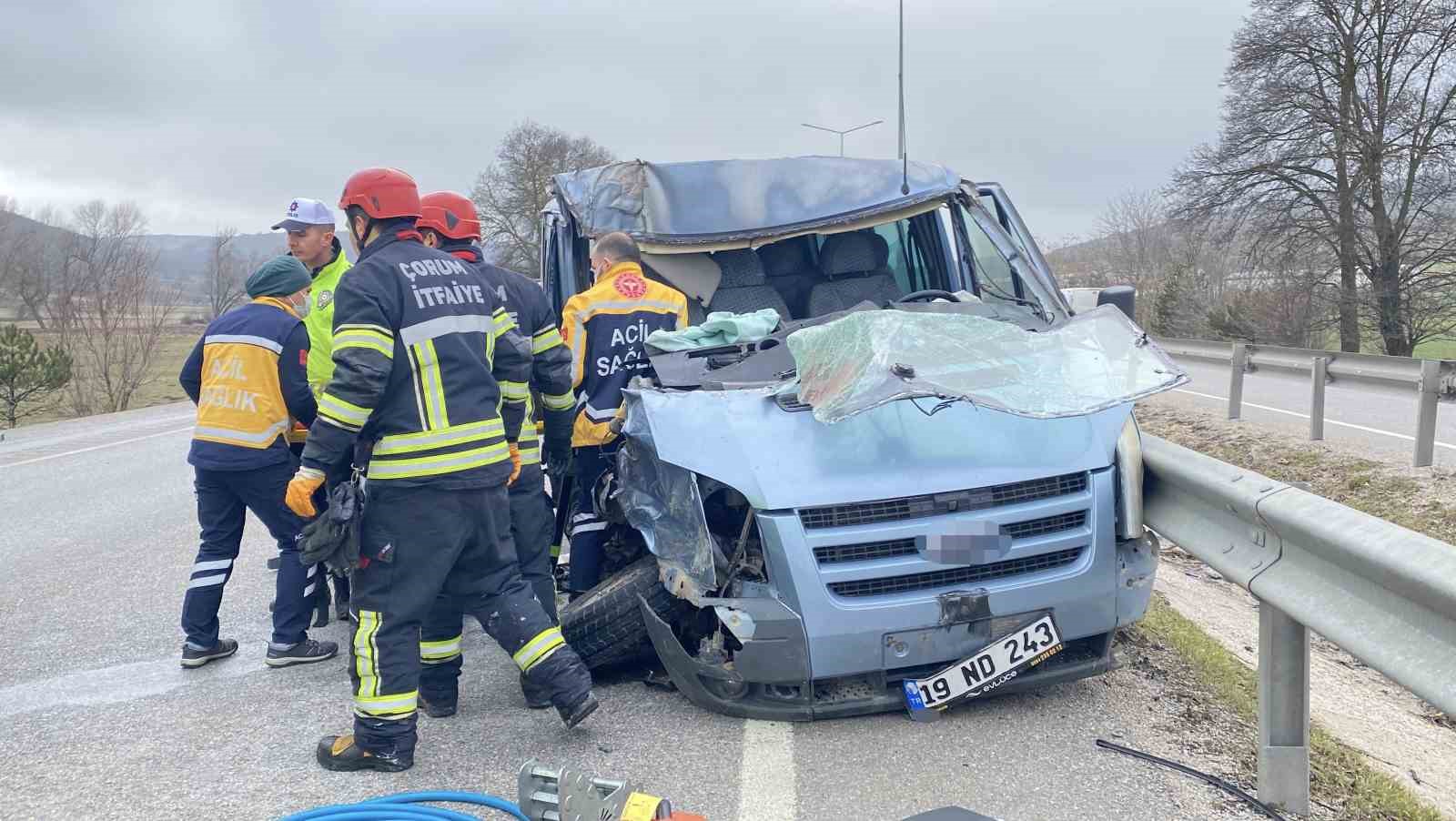 Çorum’da minibüs tıra çarptı: Sürücü araçta sıkıştı, eşi ve kızı yola savruldu
