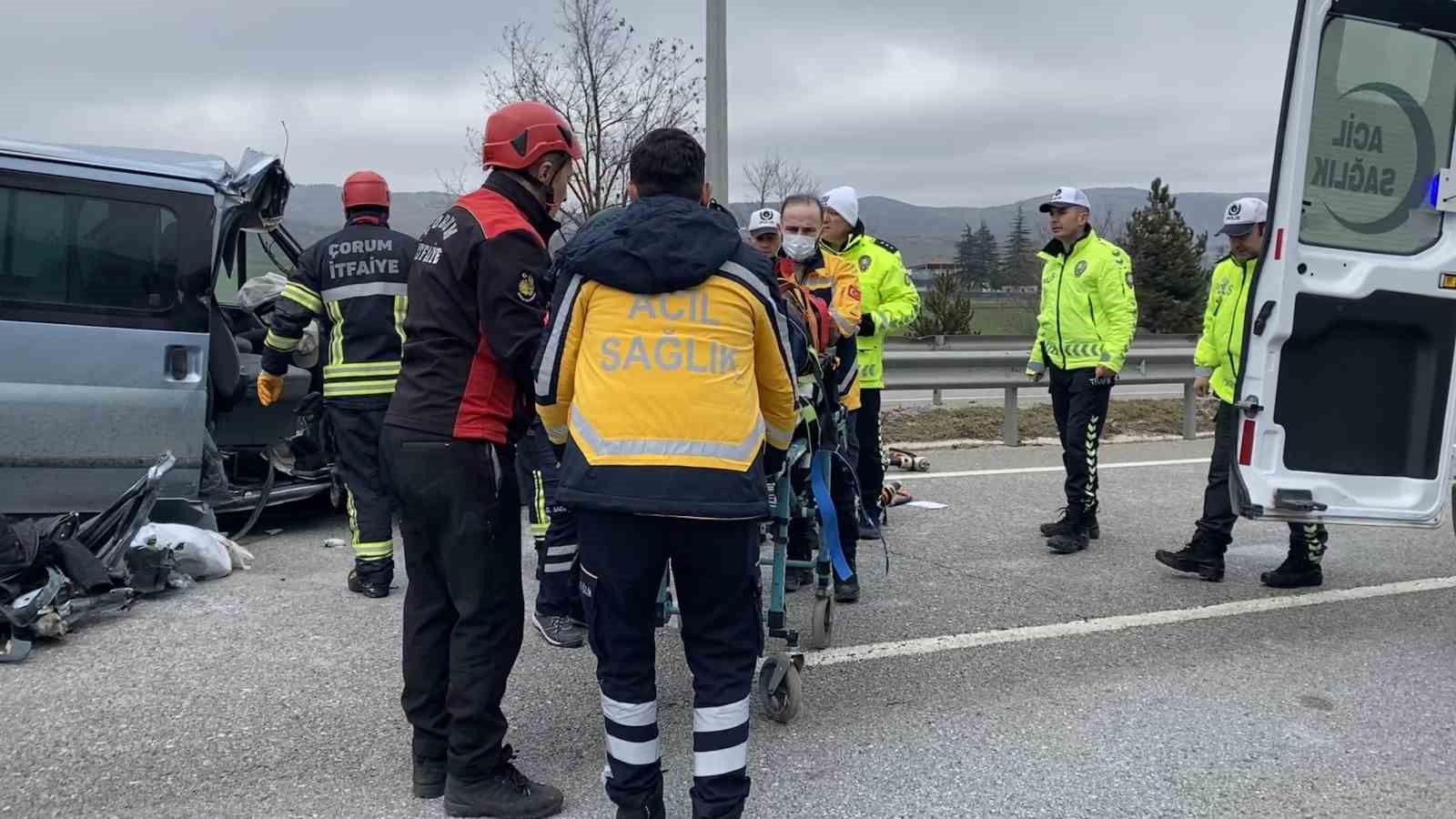 Çorum’da minibüs tıra çarptı: Sürücü araçta sıkıştı, eşi ve kızı yola savruldu
