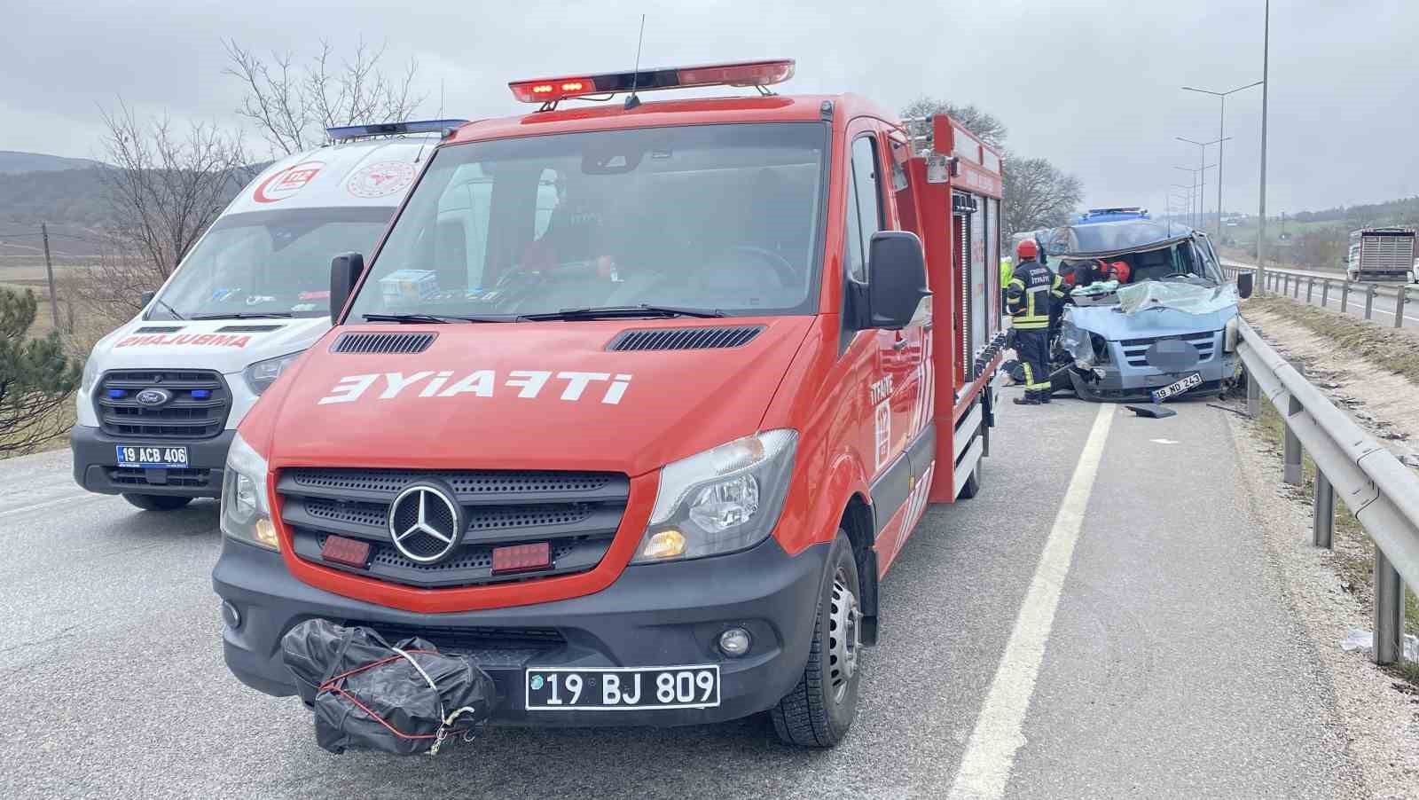 Çorum’da minibüs tıra çarptı: Sürücü araçta sıkıştı, eşi ve kızı yola savruldu
