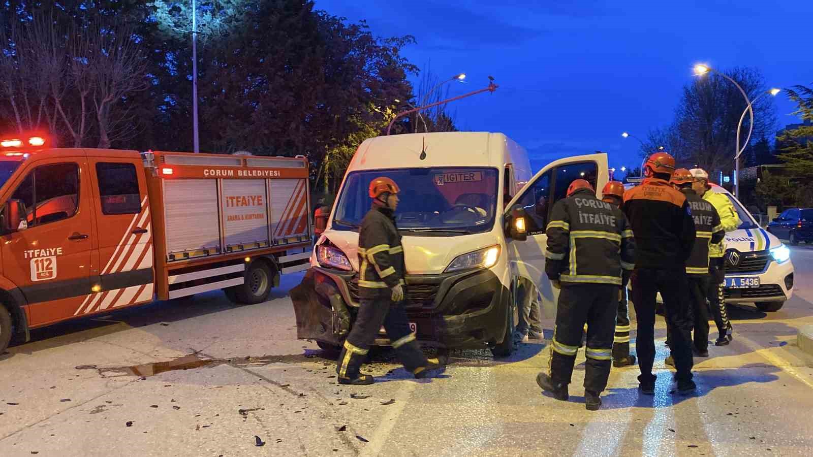 Çorum’da minibüsle çarpışan cip yan yattı: 1 yaralı
