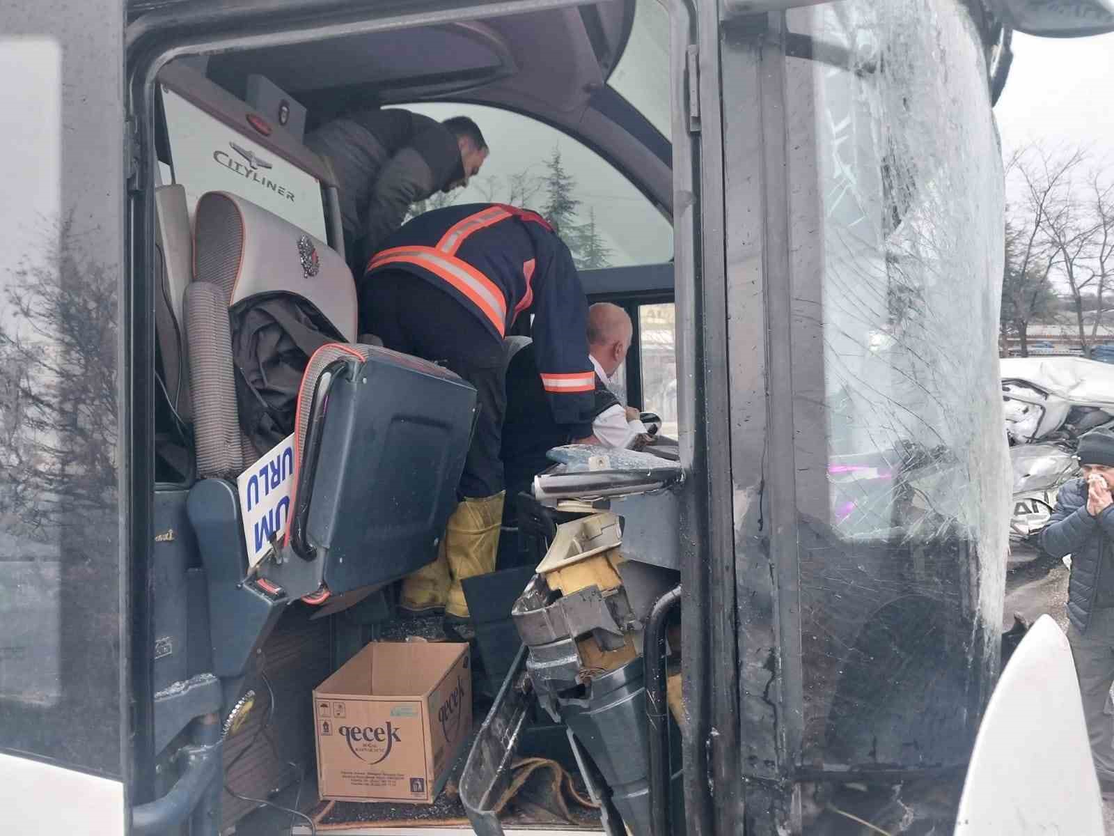 Çorum’da otobüs ile minibüs çarpıştı: 1’i ağır 2 yaralı
