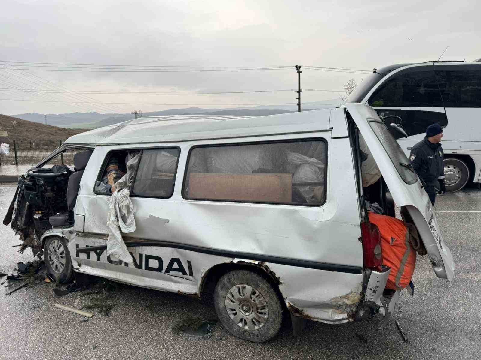 Çorum’da otobüs ile minibüs çarpıştı: 1’i ağır 2 yaralı
